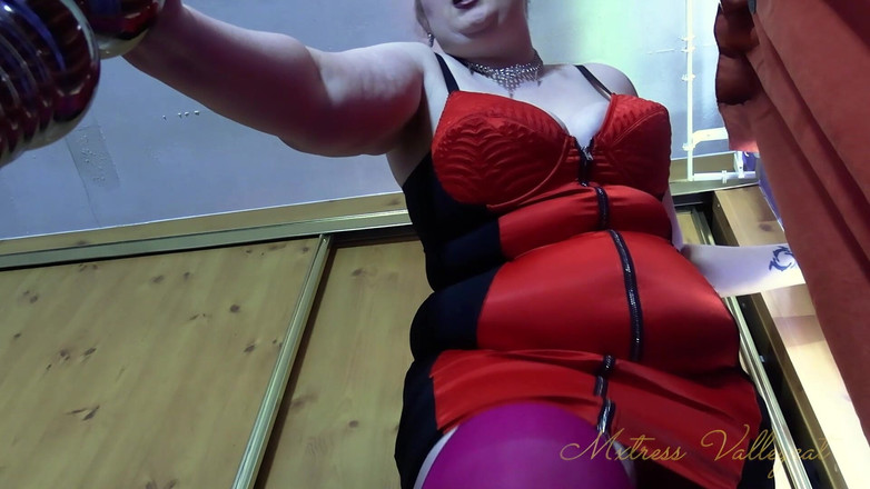 Mxtress Valleycat: Shrunk E Calpesto