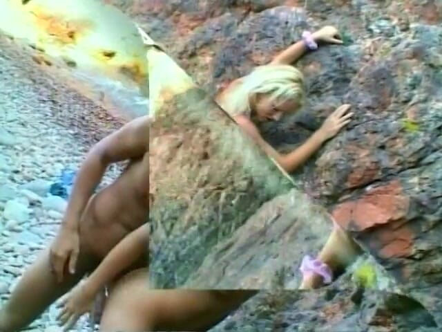 European Classics: Si cantik pirang sedang digagahi anal di luar ruangan dekat...