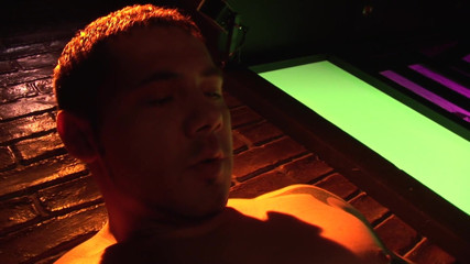 Babe Stars: Cewek rambut cokelat nyeping kontol sebelum ngentot gila-gilaan di malam...