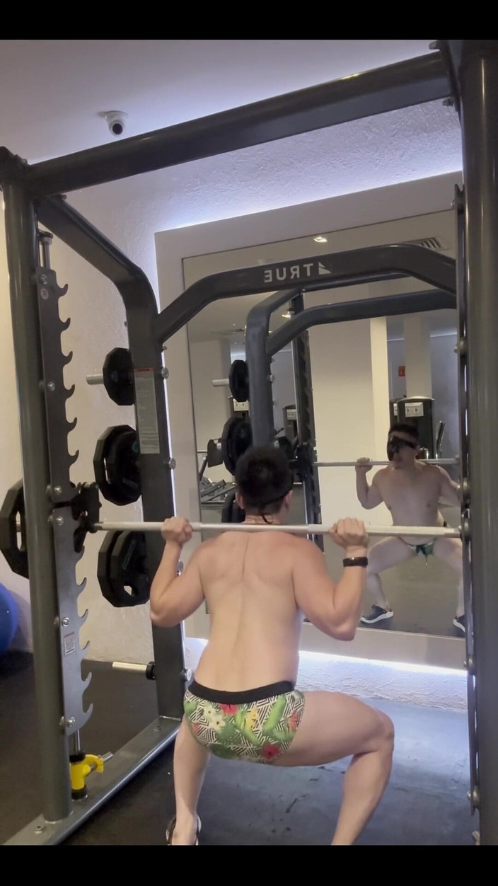 barenakedboy: Ngồi xổm trong phòng tập thể dục