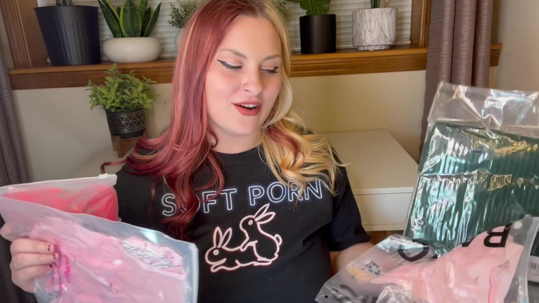 ChandlerKnight: Cewek seksi dengan lingerie seksi ini lagi asik ngusap memeknya...