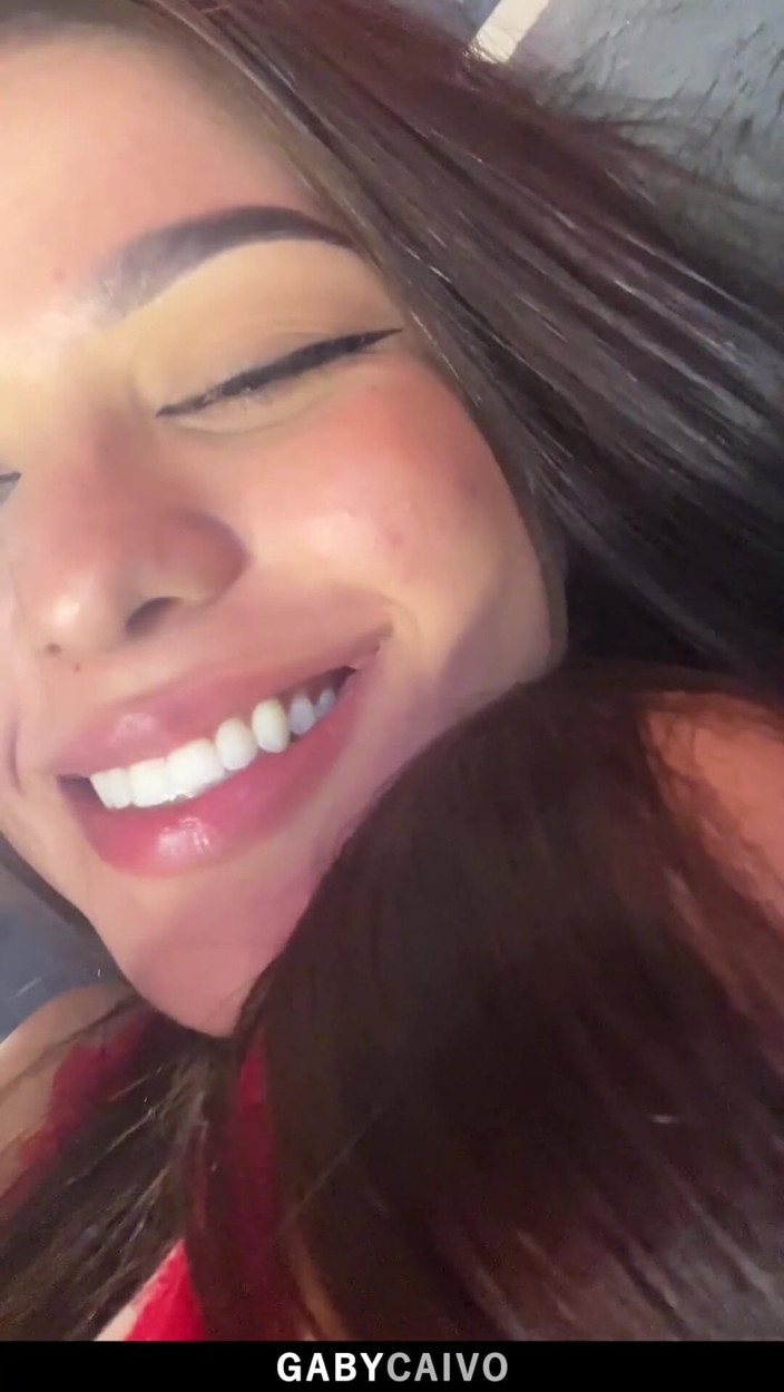 Gaby Caivo: Ateşli kırmızı iç çamaşırı ve dildo