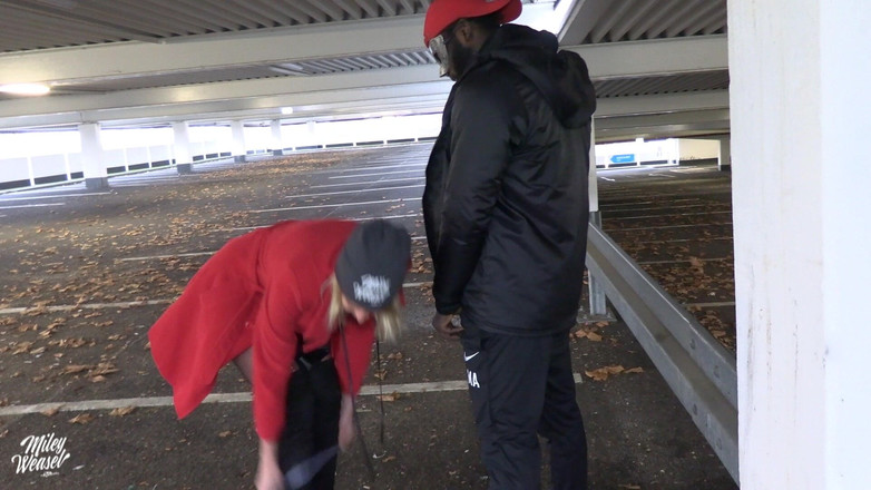 Miley Weasel: Blond suka zerżnięta przez Starego BBC na parkingu