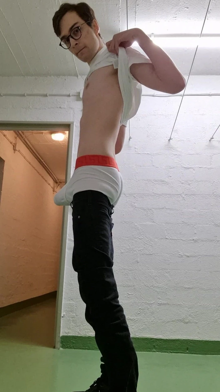 Felixsagger: Je baise ma culotte et exhibe mes sous-vêtements blancs