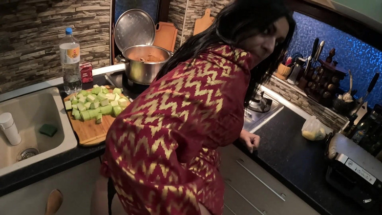 MilfyCalla: Jogo da cozinha com vestido vermelho e dourado - palmada, boquete,...