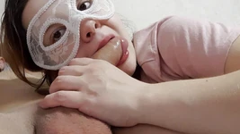 18살 학생이 빨고, 때리고, 입에 대고 삼키기