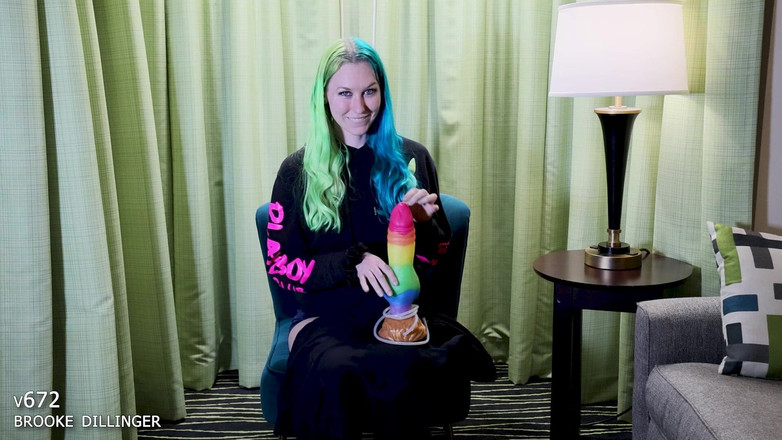 Brooke Dillinger: V672 Sleduje, jak si protahujete zadek