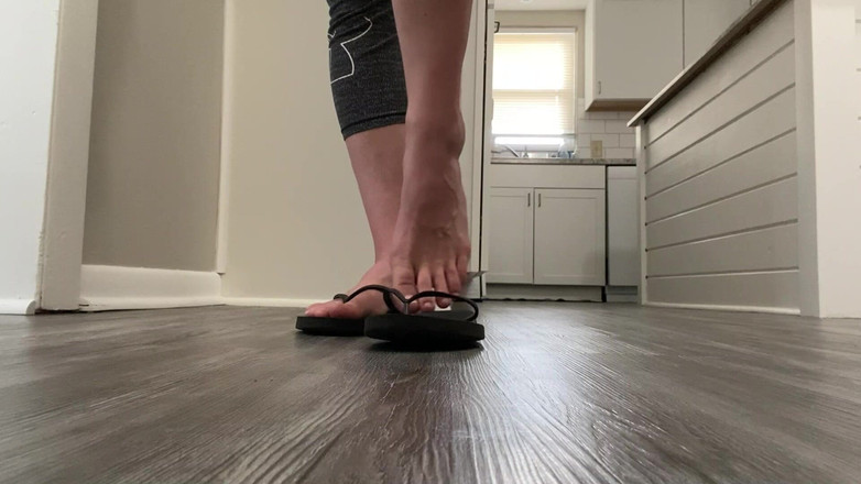 footivities: Flip Flop Modeling Și atârnarea Degete Naturale