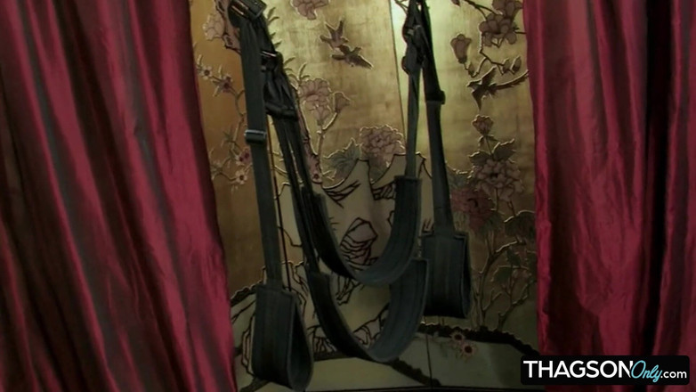 THAGSON ONLY: Dampfende lesben-action mit strap-on und intensivem muschilecken