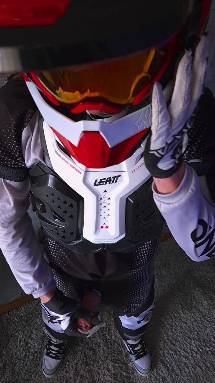 Sneakersmax98: Vystříkej se na přilbu, zatímco se nikdo nedíval.