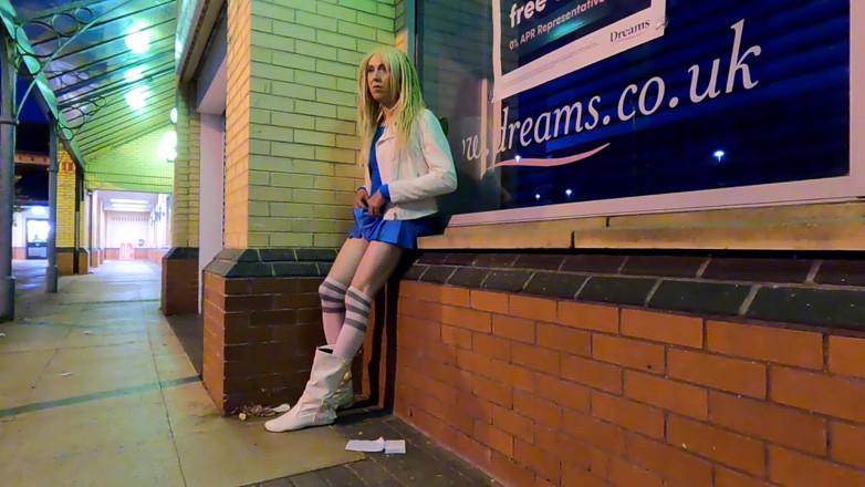 The Midnight Minx: Berkelip crossdresser di luar kedai