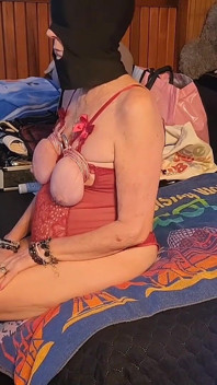 足をおっぱいに縛られ、お尻をおもちゃで膨らませた後、彼女のお尻で激しくファックされました