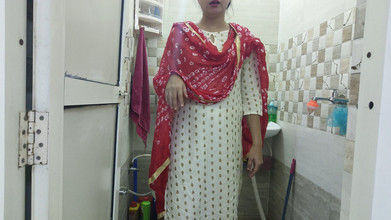 Saarabhabhi6: Adik tiri menangkap saya mandi di bilik air secara rahsia...