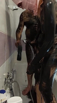 Un couple amateur prend un bain, femme à la chatte poilue, gros cul, gros seins.