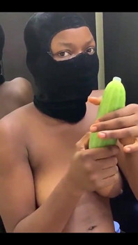 乌木青少年梅兰妮讲座使用避孕套与巨大的黄瓜假阳具，用于深度性爱插图