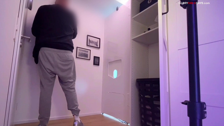 GLORYHOLEGAYS: 严格的主人 - 我可以让他在午休时间射精吗？