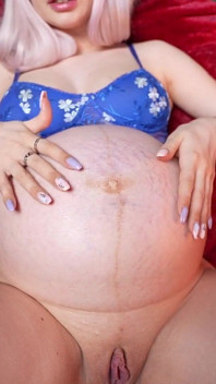 Barriga grávida de 9 meses, fetiche por óleo e provocações de loira quente