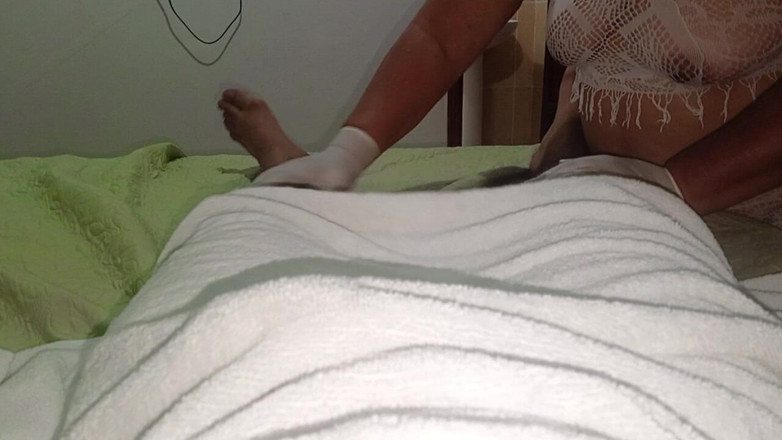 Milfta boohot: Tukang pijat dewasa terangsang ketika dia melihat penisku dan menyentakku