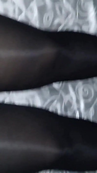 Dc3 Mladá dívka v punčochách si hraje se svým manželem v posteli