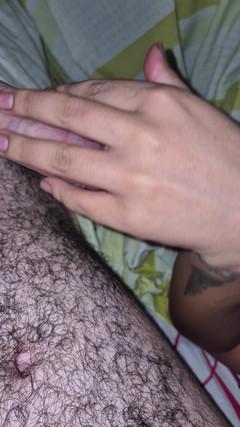 Pikaa6: Saya menyentuh payudara isteri tersayang saya sambil melihat telefon