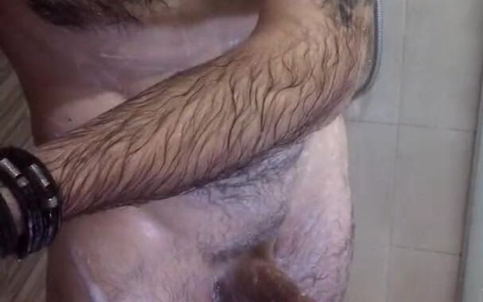 Robe Moreno: Ragazzo arrapato si masturba nella doccia il ragazzo tatuato spagnolo...
