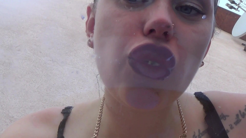 Goddess Misha Goldy: Mangiando 2ousters dal bicchiere! Mangia &amp; bocca &amp; labbro e lingua feticcio!