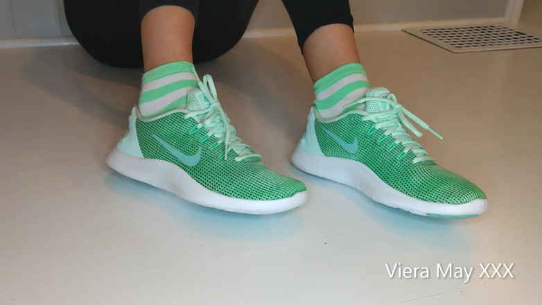 VieraMayXXX: Iubita înșală, te face să lingi pantofii sug o neagră