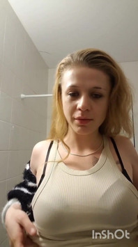 Blondýnka v koupelně