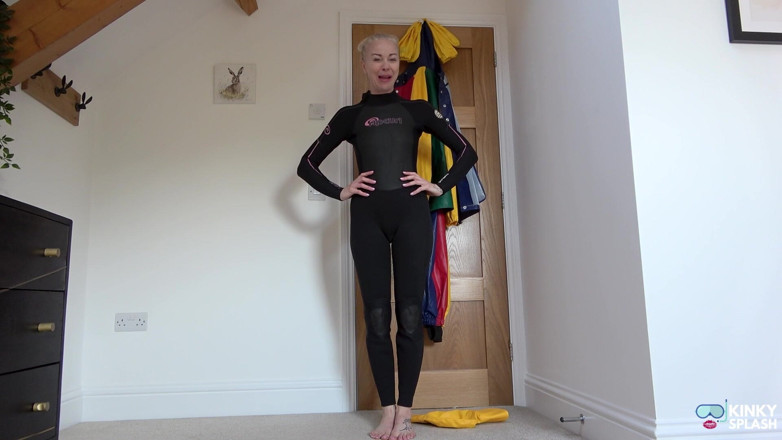 UKCuteGirl Lucy Lauren: Dvouvrstvé pvc rainwear &amp; wetsuit: promočená, mýdlová sprcha Hra
