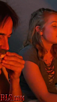 J'allume son cul dans le sexe au feu de camp avec mon pote de baise