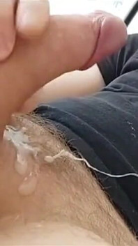Closeup de minhas bolas cólicas ao liberar esperma e eu gemendo ao bombear uma carga de porra cremosa