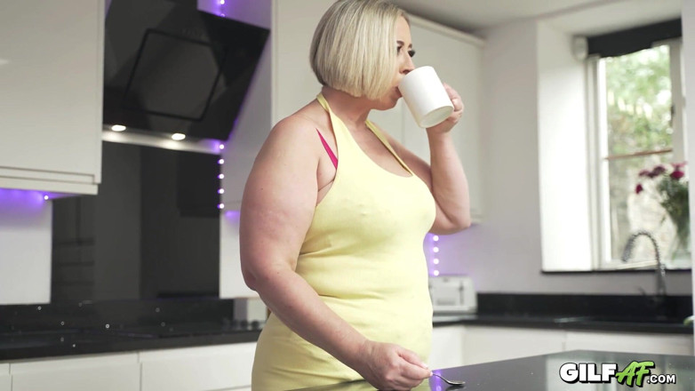 Gilf AF: Minha mandona com tesão meia-avó