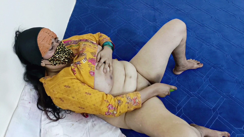 IndianDesiBabhi: Sexy desi sexy tetička s velkými prsy orgasmus s okurkou
