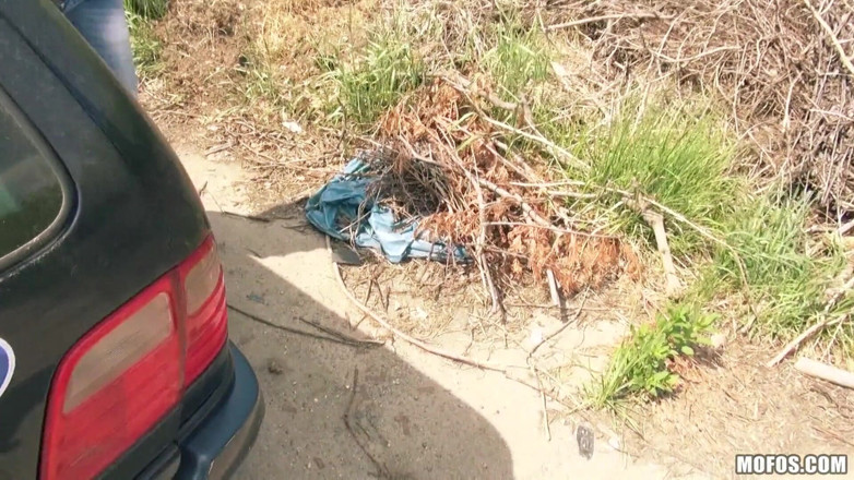 Stranded Teens: Strandade tonåringar - Belle behövde en hiss till Brno så dålig,...
