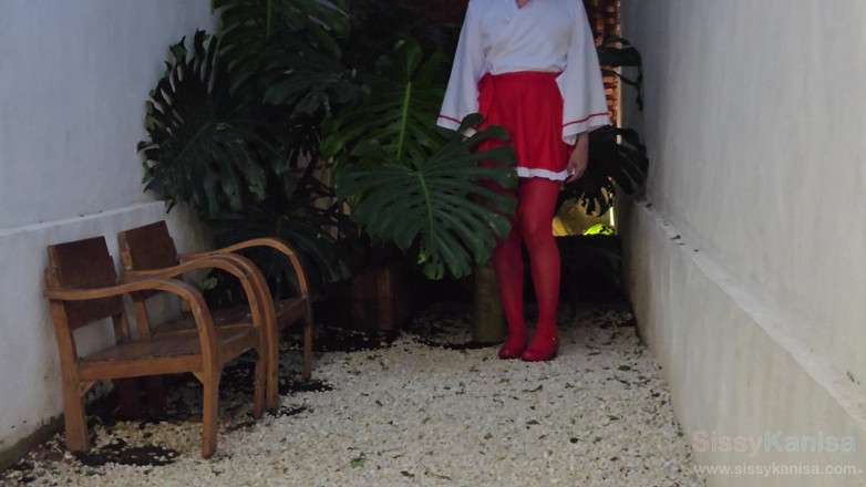 SissyKanisa: 的miko sissy Kanisa 第2部分：在岩石花园的户外散步，在红色丝袜和高跟鞋下展示她性感的腿