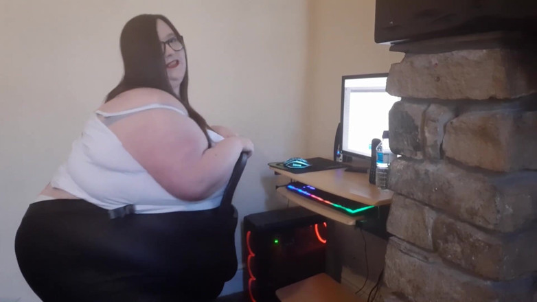 SSBBWLadyBrads: SSBBW worker at the office after dark