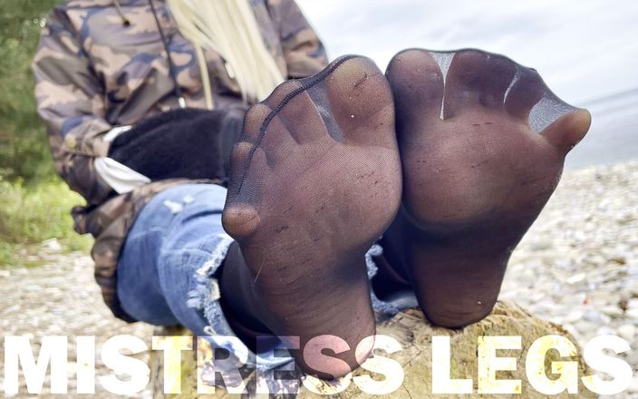Mistress Legs: Sexy füße in schwarzen nylonsocken wackeln mit zehen am meer