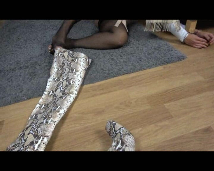 Latina Fetish: Kelepçeli latin kadın otm öğürterek kaçma meydan okuması!