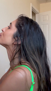 Une modèle brune baise son voisin avec une énorme bite