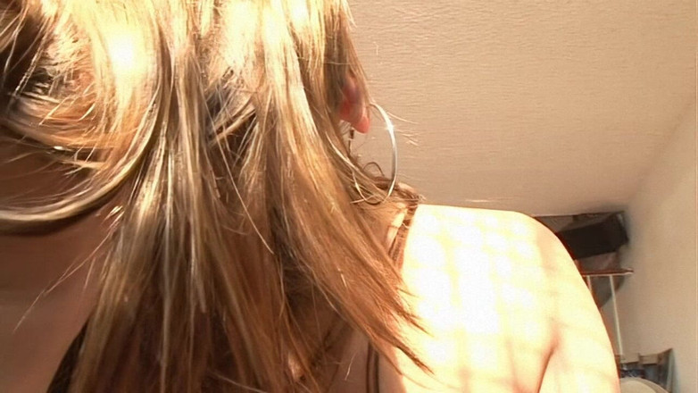 LuxuryPorn: Ragazza bruna in piacere orale appassionato