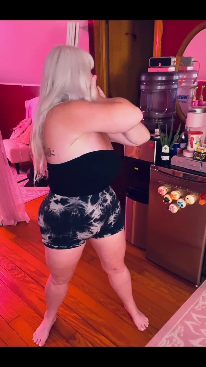 PaintedRose: 性感的甜美愚蠢的伸展，我打赌你知道其中一个原因，保持肢体性感很重要..告诉我你想要如何好好地伸展一下？