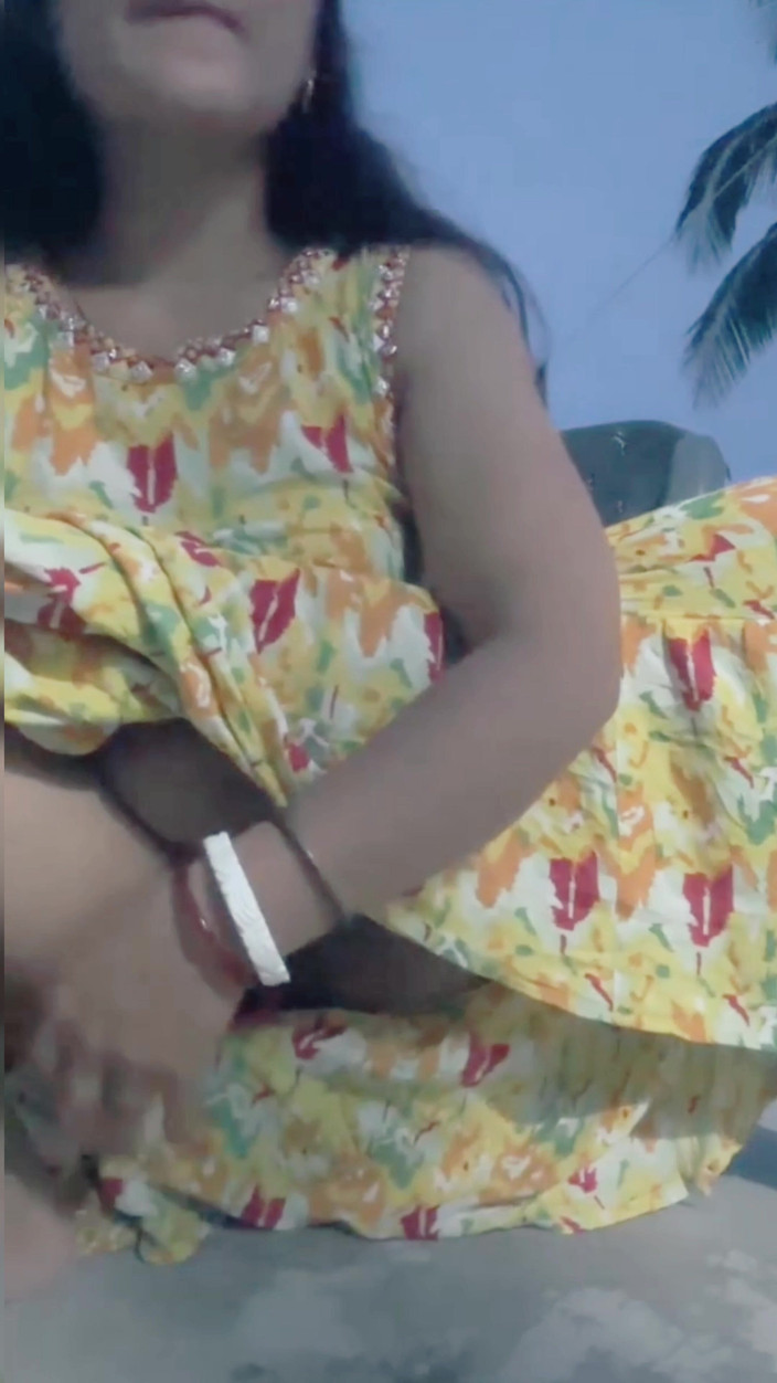 Hot Nisha bhabhi: Une bhabhi desi se fait baiser avec un vibromasseur