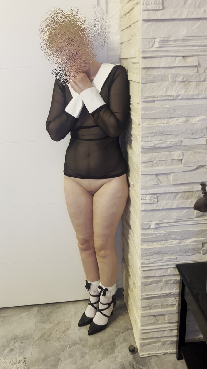 SashMash: 寝室でポーズをとる妻