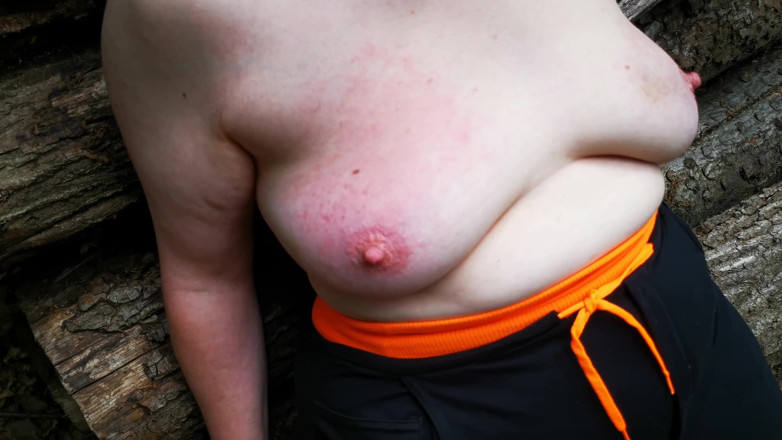 Bouncy Tits Action: Tampar tetek di dalam hutan