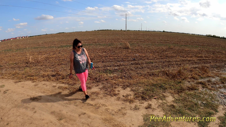 Pee Adventures: Une BBW brune fait pipi beaucoup dans ses collants dans...