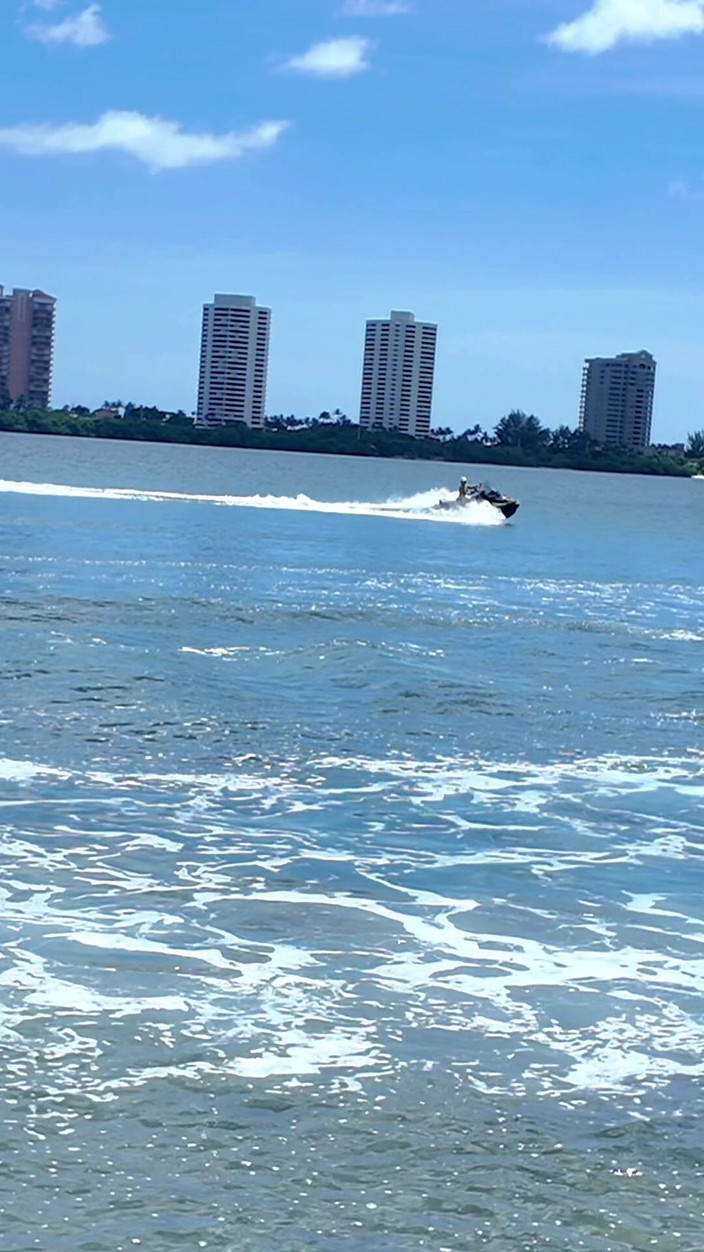 BrandySalazar: 在海滩上吮吸和操我喷气式飞机教练的鸡巴