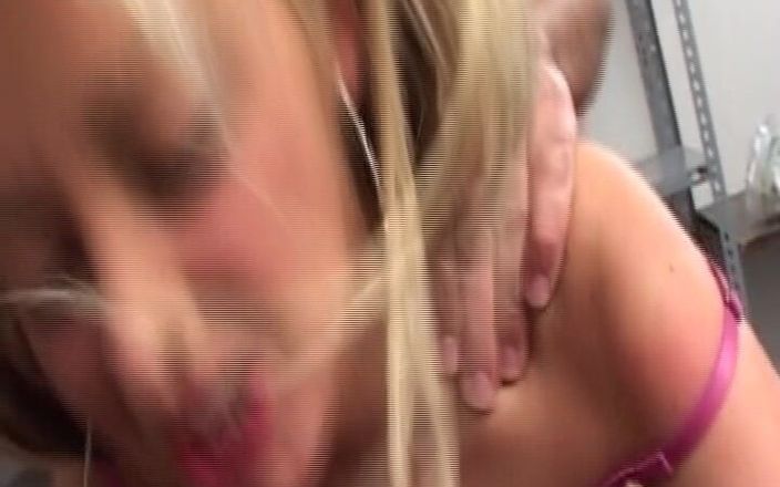 German's Young Babes: Nena rubia tiene una gran carga en su cara alemana