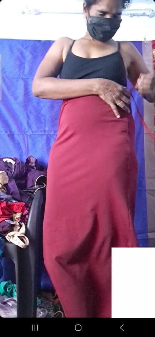 Jayaselvi: Indyjska wioska tamilska ciocia palcowania z warzywami