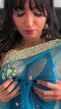 Pakistańska Bhabi Aaliyah Yasin rucha swoją cipkę podczas mówienia urdu