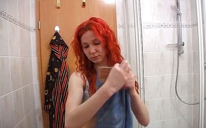 Lucky Cooch: Une beauté rousse amateur prend une douche